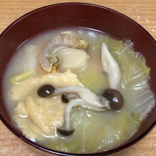 ホタテ白菜しめじ油揚げの味噌汁